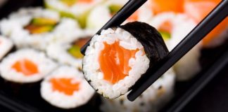 Sushi, bugün dünya genelinde en popüler yemeklerden biri olarak bilinse de kökeni çok eskiye dayanır. Japon mutfağının vazgeçilmezlerinden olan bu lezzet, başlangıçta balıkların fermente edilmesi yöntemiyle ortaya çıkmıştır. Pirinç ve balığın birleşimi, hem pratik hem de uzun süre dayanıklı bir besin olarak Japonya’da hızla yayılmıştır. Konulu bir haber görseli.