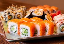 Sushi roll, Japon mutfağının en bilinen yemeklerinden biridir ve dünya genelinde ün kazanmıştır. İlk olarak Edo döneminde ortaya çıkan sushi, başlangıçta balığın pirinç içinde fermente edilmesiyle hazırlanıyordu. Zaman içinde bu yöntem değişti ve daha modern bir hale geldi. Özellikle 20. yüzyılın ortalarında Amerika’da popülerleşen sushi roll, farklı malzemelerin bir araya gelmesiyle çeşitlenerek bugünkü halini aldı. Konulu bir haber görseli.