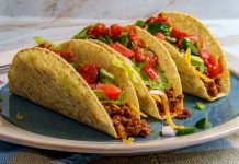 Taco, Meksika mutfağının en bilinen ve sevilen sokak lezzetlerinden biridir. Mısır veya buğday bazlı tortilla içine çeşitli malzemelerin doldurulmasıyla hazırlanır. Tarihi, yüzyıllar öncesine dayanan taco, Meksika halkının günlük beslenmesinde önemli bir yere sahiptir. Konulu bir haber görseli.