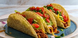 Taco, Meksika mutfağının en bilinen ve sevilen sokak lezzetlerinden biridir. Mısır veya buğday bazlı tortilla içine çeşitli malzemelerin doldurulmasıyla hazırlanır. Tarihi, yüzyıllar öncesine dayanan taco, Meksika halkının günlük beslenmesinde önemli bir yere sahiptir. Konulu bir haber görseli.
