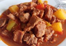 Tas Kebabı: Geleneksel Lezzetin Sıcacık Sofralardaki Yeri Türk mutfağının köklü yemeklerinden biri olan tas kebabı, hem Anadolu sofralarının vazgeçilmez lezzetlerinden biri hem de kültürel bir miras olarak öne çıkar. Osmanlı döneminden günümüze uzanan bu yemek, etin özenle seçilmesi ve sebzelerle birlikte pişirilmesiyle hazırlanır. Özellikle soğuk kış günlerinde sıcak olarak sofraya sunulan tas kebabı, hem doyurucu hem de besleyici bir seçenek olarak bilinir. Konulu bir haber görseli.