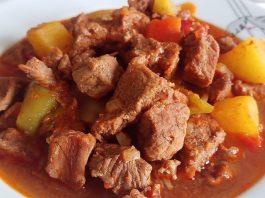 Türk mutfağının köklü yemeklerinden biri olan tas kebabı, hem Anadolu sofralarının vazgeçilmez lezzetlerinden biri hem de kültürel bir miras olarak öne çıkar. Osmanlı döneminden günümüze uzanan bu yemek, etin özenle seçilmesi ve sebzelerle birlikte pişirilmesiyle hazırlanır. Özellikle soğuk kış günlerinde sıcak olarak sofraya sunulan tas kebabı, hem doyurucu hem de besleyici bir seçenek olarak bilinir. Konulu bir haber görseli.