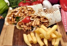 Tavuk döner, Türkiye’de hem ekonomik hem de lezzetli olmasıyla öne çıkan sokak yemeklerinden biridir. Yıllardır her yaştan insanın severek tükettiği bu yemek, hem restoranlarda hem de sokak tezgahlarında kolayca bulunur. Pratikliği ve doyuruculuğu sayesinde özellikle öğle yemeklerinde tercih edilen tavuk döner, günlük yaşamın vazgeçilmez bir parçası haline gelmiştir. Konulu bir haber görseli.