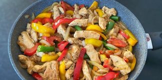 Meksika mutfağının en çok bilinen yemeklerinden biri olan tavuk fajita, hem lezzeti hem de renkli sunumuyla dünya mutfaklarında kendine önemli bir yer edinmiştir. İlk kez 20. yüzyılda ortaya çıkan fajita, başlangıçta dana etiyle yapılırken zamanla farklı et çeşitleriyle de uyarlanmıştır. Tavuk etiyle yapılan versiyonu ise daha hafif, pratik ve ekonomik oluşuyla kısa sürede büyük bir popülerlik kazanmıştır. Konulu bir haber görseli.