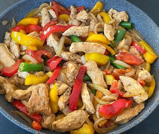 Meksika mutfağının en çok bilinen yemeklerinden biri olan tavuk fajita, hem lezzeti hem de renkli sunumuyla dünya mutfaklarında kendine önemli bir yer edinmiştir. İlk kez 20. yüzyılda ortaya çıkan fajita, başlangıçta dana etiyle yapılırken zamanla farklı et çeşitleriyle de uyarlanmıştır. Tavuk etiyle yapılan versiyonu ise daha hafif, pratik ve ekonomik oluşuyla kısa sürede büyük bir popülerlik kazanmıştır. Konulu bir haber görseli.