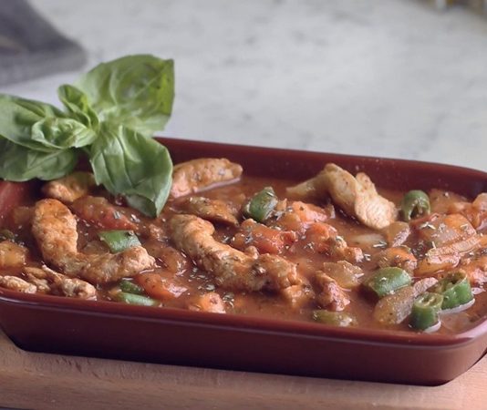 Türk mutfağının en özel yemeklerinden biri olan tavuk güveç, yüzyıllardır sofralarda yerini koruyan köklü bir lezzettir. Kiremit ya da toprak kaplarda pişirilmesiyle öne çıkan bu yemek, hem kırsal bölgelerde hem de şehir hayatında kendine güçlü bir yer edinmiştir. Geleneksel pişirme yöntemlerinin modern mutfaklara taşınmasıyla birlikte, tavuk güveç günümüzde de sevilerek tüketilmeye devam etmektedir. Konulu bir haber görseli.