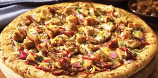 Tavuklu Pizza: Lezzetli ve Pratik Bir Seçenek Tavuklu Pizza Tarihi Ve Kökeni Tavuklu pizza, klasik İtalyan pizzalarından türeyen modern ve lezzetli bir alternatiftir. Tavuk etinin pizzaya eklenmesi, hem protein açısından zengin bir öğün sunar hem de farklı tat kombinasyonları yaratır. İlk olarak Amerika’da popüler hale gelen tavuklu pizza, günümüzde dünya genelinde restoran menülerinde sıkça yer alıyor. Tavuklu pizzanın popülerliği, özellikle hızlı ve dengeli bir öğün arayanlar için idealdir. Restoranlar ve ev mutfaklarında hazırlanan bu pizza, taze malzemelerle birleştiğinde hem göze hem damağa hitap eder. Tavuk, pizza kültürüne yenilik katan bir unsur olarak öne çıkar. Tavuklu Pizza Malzemeleri Ve Hazırlık Süreci Evde veya restoranlarda yapılan tavuklu pizza, hamur, domates sosu, peynir ve tavuk eti ile hazırlanır. Tavuk parçaları, önceden marine edilip sotelenerek pizzaya eklenebilir. Bu işlem, tavuğun hem lezzetini artırır hem de yumuşak bir doku sağlar. Pizzada kullanılan sebzeler de lezzeti tamamlar. Biber, mantar, soğan veya mısır gibi malzemeler tavukla uyum sağlar. Mozzarella veya cheddar peyniri, tavuk ve sebzelerle birleşerek zengin bir tat deneyimi sunar. Hamurun kabarması ve fırın sıcaklığı, pizzanın çıtır ve lezzetli olmasında kritik rol oynar. Restoranlarda Tavuklu Pizza Deneyimi Profesyonel mutfaklarda tavuklu pizza, hem görsellik hem de lezzet açısından özenle hazırlanır. Tavuk parçaları eşit dağıtılarak pizzaya eklenir ve fırınlanır. Fırın sıcaklığı, tavuk etinin kurumasını engeller ve pizza hamurunun ideal dokuda olmasını sağlar. Bazı restoranlar tavuklu pizzayı baharatlı soslarla veya farklı peynir çeşitleriyle sunarak özgün tatlar yaratır. Bu sayede pizza, klasik lezzetinden ayrılarak daha sofistike bir hale gelir. Tavuklu pizza, hem hızlı hem de doyurucu bir öğün alternatifi olarak öne çıkar. Evde Tavuklu Pizza Yapmanın Püf Noktaları Evde yapılan tavuklu pizza, malzeme seçimi ve hazırlık süreci ile fark yaratır. Hamur ne çok ince ne de çok kalın olmalıdır; bu denge pizzanın dokusunu belirler. Tavuk etinin önceden marine edilmesi ve uygun şekilde pişirilmesi, pizzanın lezzetini artırır. Sebzeler ve peynir, tavukla uyumlu şekilde eklenmelidir. Mozzarella peyniri, tavuk parçalarının üzerinde eriyerek hem lezzet hem de görsellik sağlar. Fırın sıcaklığı genellikle 220-250 derece arasında olmalı ve pişirme süresi hamurun kalınlığına göre ayarlanmalıdır. Tavuklu Pizza Çeşitleri Tavuklu pizza, malzeme kombinasyonuna göre farklılık gösterir. Barbekü soslu, acılı tavuklu, mantarlı ve sebzeli seçenekleri bulunur. Bu çeşitler pizzayı hem lezzet hem de besin değeri açısından zenginleştirir. Diyet tercihlerine göre glutensiz hamur veya az yağlı peynir kullanarak evde tavuklu pizza hazırlamak mümkündür. Bu alternatifler, sağlıklı beslenme alışkanlığına önem verenler için idealdir. Tavuklu pizza, hem klasik hem de modern damak zevklerine hitap eder. Tavuklu Pizza Sağlık Açısından Temel malzemeleri tavuk ve sebzeler olan tavuklu pizza, dengeli bir öğün alternatifi oluşturur. Tavuk eti protein açısından zengindir ve kas gelişimini destekler. Sebzeler ise vitamin, mineral ve lif sağlar. Peynirler de kalsiyum ve protein içererek öğünü tamamlar. Evde yapılan tavuklu pizzada yağ ve tuz miktarının kontrol edilmesi, daha sağlıklı bir seçenek sunar. Taze sebzeler ve kaliteli tavuk kullanımı, pizzayı hem lezzetli hem de besleyici bir öğün haline getirir. Tavuklu Pizza Kültürü ve Popülerliği Tavuklu pizza, dünya genelinde pizza kültürünün modern ve sağlıklı alternatiflerinden biri olarak öne çıkıyor. Restoranlardan ev mutfaklarına kadar her yerde bulunabilir. Tavuklu pizzanın popülerliği, hem hızlı hem de doyurucu bir öğün arayanlar için vazgeçilmez bir seçenek olmasını sağlıyor. Restoran zincirlerinden butik pizzacılara kadar pek çok yerde sunulan tavuklu pizza, klasik pizza türleri arasında kendine özel bir yer edinmiştir. Tavuk etinin ve malzemelerin tazeliği, pizzayı her yaştan tüketici için cazip kılar ve pizza kültürünü daha zengin bir hale getirir. Konulu bir haber görseli.