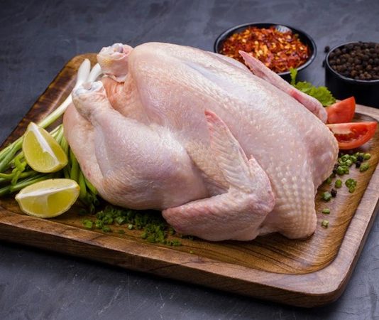 Teflon tavuk, hem pratik hem de lezzetli bir yemek seçeneği olarak öne çıkar. Tavuk eti, doğru şekilde marine edilip teflon tavada pişirildiğinde, dışı çıtır çıtır, içi ise sulu ve yumuşak kalır. Bu yöntem, özellikle yoğun tempolu günlerde hızlı ve sağlıklı bir öğün hazırlamak isteyenler için idealdir. Konulu bir haber görseli.