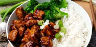 Teriyaki Bowl Sağlıklı Lezzetin Uzak Doğu Yorumu Son yıllarda sağlıklı beslenme alışkanlıklarının artmasıyla birlikte Asya mutfağından esinlenen yemekler dünya genelinde büyük ilgi görüyor. Bu yemekler arasında öne çıkanlardan biri de Teriyaki Bowl oluyor. Hem besleyici hem de görsel açıdan zengin sunumuyla dikkat çeken bu tabak, Japon mutfağının vazgeçilmezlerinden biri olan teriyaki sosuyla hazırlanıyor. Konulu bir haber görseli.
