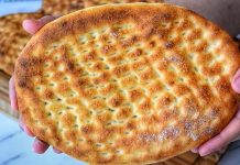 Tırnak Pide: Gelenekten Günümüze Uzanan Lezzet Türk mutfağının en sevilen ekmek çeşitlerinden biri olan tırnak pide, özellikle Ramazan sofralarının ve kebapçıların vazgeçilmez lezzetleri arasında yer alır. Yumuşak içi ve hafif çıtır kabuğu ile öne çıkan bu pide, hem sade olarak hem de farklı yemeklerin eşlikçisi şeklinde tüketilir. Tırnak pide, adını hamura parmak uçlarıyla yapılan tırnak izlerinden alır ve bu izler pişirme sırasında pideye özgün bir görünüm kazandırır. Hem görselliği hem de tadıyla sofraları süsleyen bu geleneksel lezzet, Anadolu’nun mutfak kültüründe önemli bir yere sahiptir. Konulu bir haber görseli.