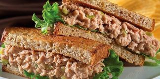 Ton balıklı sandviç, sağlıklı ve pratik öğün arayışının bir sonucu olarak ortaya çıkmıştır. İlk kez 20. yüzyılın ortalarında Amerika’da popülerleşen bu sandviç, kısa sürede dünya mutfaklarında kendine yer buldu. Balığın protein değeri ve düşük yağ oranı, ton balıklı sandviçi besleyici bir alternatif haline getirir. Konulu bir haber görseli.