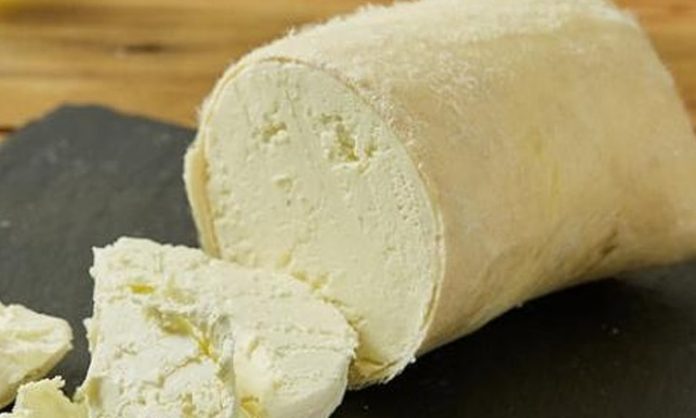 Tulum peynir, Türk mutfağının en eski ve en özel peynir çeşitlerinden biridir. Kendine özgü aroması ve yoğun tuzlu tadı ile sofralarda ayrı bir yere sahiptir. Kahvaltılarda, aperatiflerde ve yemeklerde sıklıkla tercih edilen bu peynir, hem lezzeti hem de besleyici değeri ile öne çıkar. Geleneksel üretim teknikleri ve doğal malzemelerle yapılan tulum peynir, peynir severler için vazgeçilmez bir seçenek haline gelmiştir. Konulu bir haber görseli.