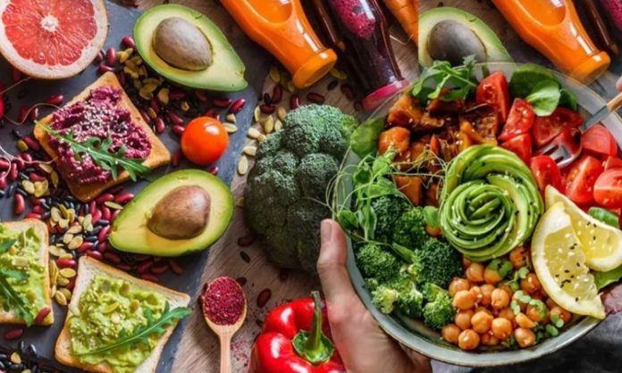 Günümüzde sağlıklı yaşam ve çevre bilincinin artmasıyla birlikte vegan yemekler daha fazla ilgi görüyor. Vegan beslenme, hayvansal ürünlerin tümünden kaçınmayı temel alır ve yalnızca bitkisel kaynaklı besinlerle beslenmeyi öngörür. Bu yaklaşım, hem sağlığın korunmasına hem de etik açıdan hayvan haklarının gözetilmesine yardımcı olur. Konulu bir haber görseli.