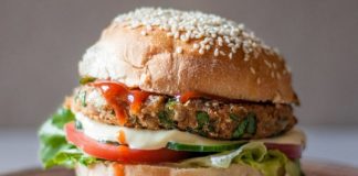 Son yıllarda sağlıklı beslenme ve bitkisel bazlı ürünlere olan ilgi büyük bir hızla artıyor. Bu ilgi, fast food sektöründe de kendini gösteriyor. Özellikle veggie burger seçenekleri, et tüketimini azaltmak isteyen veya tamamen bitkisel beslenen kişiler için cazip bir alternatif haline gelmiş durumda. Hem fast food zincirlerinde hem de gurme restoranlarda menülere giren bu burgerler, etin yerini alan zengin bitkisel malzemeleriyle dikkat çekiyor. Konulu bir haber görseli.