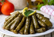 Yaprak Sarma: Geleneksel Lezzetin Sofralardaki Vazgeçilmezi Türk mutfağının en köklü lezzetlerinden biri olan yaprak sarma, tarih boyunca hem sofraları hem de kültürü zenginleştiren bir yemek olarak bilinir. Osmanlı döneminden günümüze uzanan bu gelenek, özellikle özel günlerde ve davet sofralarında kendine yer bulur. Yaprak sarmanın hazırlanışı ve sunumu, mutfak kültürümüzün inceliklerini gösterir ve aile bağlarını güçlendiren bir unsur olarak öne çıkar. Konulu bir haber görseli.