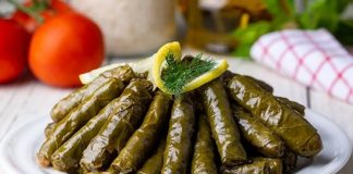 Türk mutfağının en köklü lezzetlerinden biri olan yaprak sarma, tarih boyunca hem sofraları hem de kültürü zenginleştiren bir yemek olarak bilinir. Osmanlı döneminden günümüze uzanan bu gelenek, özellikle özel günlerde ve davet sofralarında kendine yer bulur. Yaprak sarmanın hazırlanışı ve sunumu, mutfak kültürümüzün inceliklerini gösterir ve aile bağlarını güçlendiren bir unsur olarak öne çıkar. Konulu bir haber görseli.