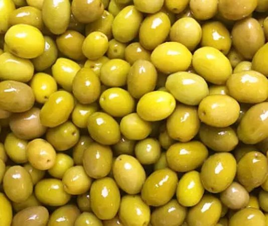 Yeşil zeytin, Akdeniz mutfağının en bilinen tatlarından biri olarak sofralarda önemli bir yere sahiptir. Kahvaltıdan salatalara, mezelerden ana yemeklere kadar geniş bir kullanım alanı sunar. Özellikle ferah aroması ve hafif tuzlu yapısı sayesinde her yaştan insanın severek tükettiği bir besindir. Aynı zamanda içerdiği sağlıklı yağlar ve vitaminler sayesinde dengeli bir beslenme için de idealdir. Konulu bir haber görseli.