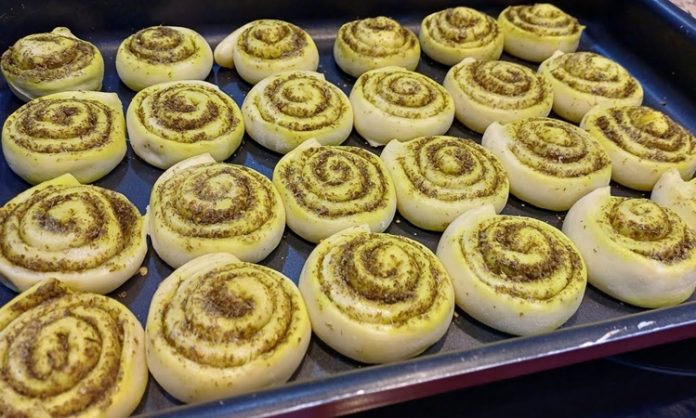 Zaatar Roll Ortadoğu’nun Aromatik Lezzeti Zaatar Roll, Ortadoğu mutfağının kendine has lezzetlerinden biri olarak öne çıkıyor. İnce hamurun üzerine yayılan zaatar karışımı ve zeytinyağı ile hazırlanan bu lezzet, kahvaltılardan atıştırmalıklara kadar geniş bir yelpazede tüketilebiliyor. Geleneksel tariflerle hazırlansa da modern mutfaklarda farklı şekillerde sunulabiliyor. Konulu bir haber görseli.