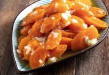 Zeytinyağlı havuç, Türk mutfağının vazgeçilmez hafif yemeklerinden biridir. Hem ana yemek yanında hem de meze olarak sunulabilen bu tarif, özellikle sağlıklı beslenmeyi tercih edenlerin favorisi hâline gelmiştir. Taze havucun doğallığı ile zeytinyağının aroması birleşerek sofralara hafif ama doyurucu bir seçenek sunar. Konulu bir haber görseli.