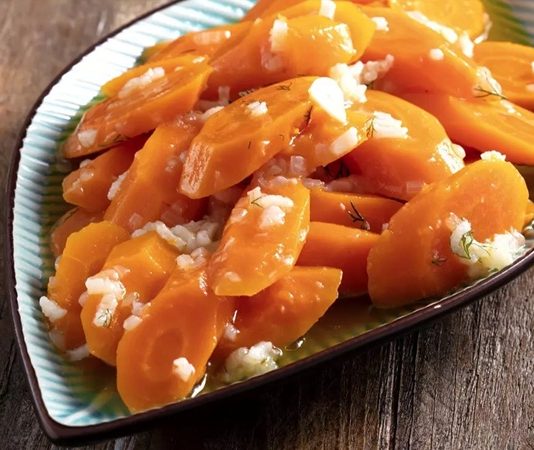 Zeytinyağlı havuç, Türk mutfağının vazgeçilmez hafif yemeklerinden biridir. Hem ana yemek yanında hem de meze olarak sunulabilen bu tarif, özellikle sağlıklı beslenmeyi tercih edenlerin favorisi hâline gelmiştir. Taze havucun doğallığı ile zeytinyağının aroması birleşerek sofralara hafif ama doyurucu bir seçenek sunar. Konulu bir haber görseli.