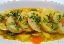 Zeytinyağlı kereviz, Türk mutfağının klasik zeytinyağlı tariflerinden biri olarak sofralarda yerini alır. Özellikle kış aylarında hafif ve besleyici yemek arayanların tercihi olan kereviz, hem lezzeti hem de sağlığa olan faydalarıyla öne çıkar. Zeytinyağının yumuşatıcı etkisi, kerevizin kendine has aromasını dengeler ve bu yemeği hem hafif hem de doyurucu kılar. Konulu bir haber görseli.