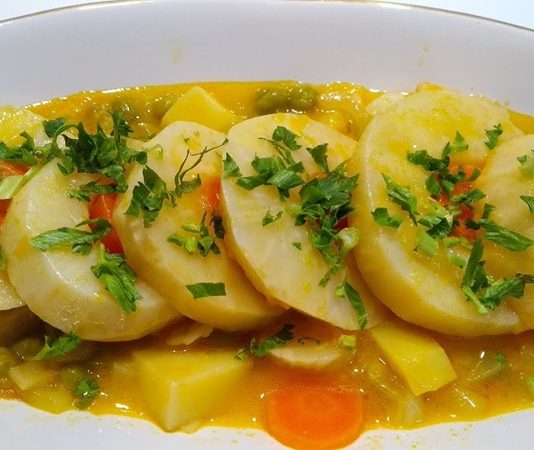 Zeytinyağlı kereviz, Türk mutfağının klasik zeytinyağlı tariflerinden biri olarak sofralarda yerini alır. Özellikle kış aylarında hafif ve besleyici yemek arayanların tercihi olan kereviz, hem lezzeti hem de sağlığa olan faydalarıyla öne çıkar. Zeytinyağının yumuşatıcı etkisi, kerevizin kendine has aromasını dengeler ve bu yemeği hem hafif hem de doyurucu kılar. Konulu bir haber görseli.