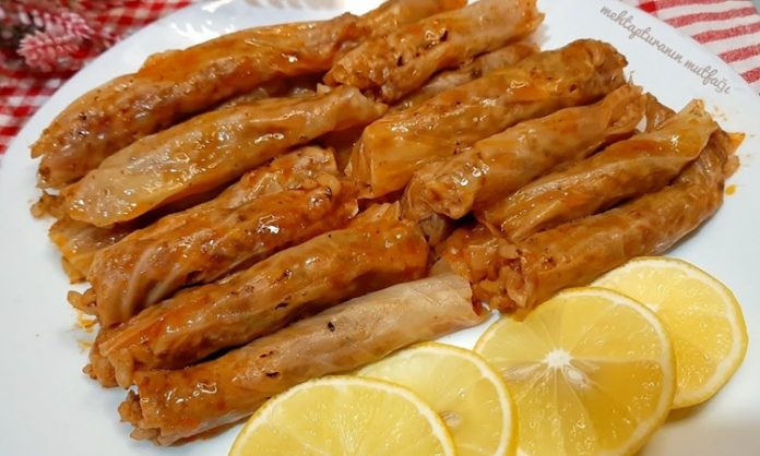 Zeytinyağlı lahana sarması, Türk mutfağının vazgeçilmez geleneksel tariflerinden biridir. Hem hafif hem de besleyici bir seçenek olan bu yemek, özellikle soğuk mevsimlerde sofraların baş tacıdır. Lahananın taze ve zeytinyağlı dolma harcıyla birleşmesi, hem görsel hem de lezzet açısından eşsiz bir deneyim sunar. Konulu bir haber görseli.