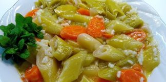 Zeytinyağlı pırasa, Türk mutfağının klasik ve sağlıklı yemeklerinden biri olarak dikkat çeker. Özellikle kış aylarında sofralarda sıkça yer alan pırasa, besleyici özelliği ve hafifliği ile öne çıkar. Zeytinyağının verdiği yumuşak lezzet, pırasanın kendine özgü aromasını dengeler ve bu yemeği hem hafif hem de doyurucu bir seçenek hâline getirir. Konulu bir haber görseli.