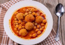 Analı kızlı çorba, Türk mutfağının zengin çorba çeşitleri arasında özel bir yere sahip. Özellikle Gaziantep ve çevresinde köklü bir geleneğe sahip olan bu çorba, hem doyurucu hem de besleyici özellikleriyle sofraların baş tacı oluyor. İçerdiği kuzu eti, bulgur ve baharatlarla hem lezzet hem de aroma açısından zengin bir deneyim sunuyor. Son yıllarda restoran menülerinde de sıklıkla yer alması, bu yöresel çorbanın popülerliğini artırmış durumda. Konulu bir haber görseli.