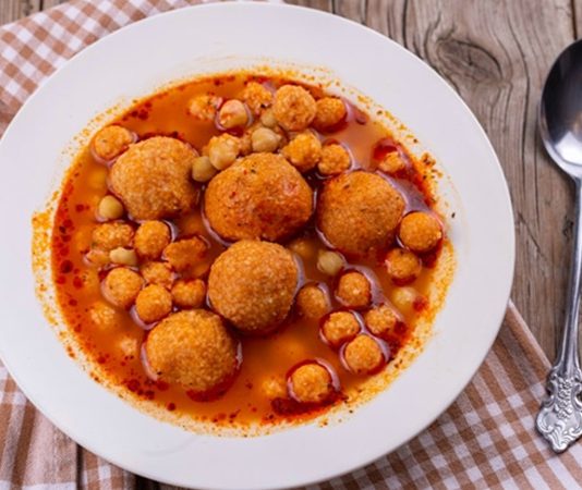 Analı kızlı çorba, Türk mutfağının zengin çorba çeşitleri arasında özel bir yere sahip. Özellikle Gaziantep ve çevresinde köklü bir geleneğe sahip olan bu çorba, hem doyurucu hem de besleyici özellikleriyle sofraların baş tacı oluyor. İçerdiği kuzu eti, bulgur ve baharatlarla hem lezzet hem de aroma açısından zengin bir deneyim sunuyor. Son yıllarda restoran menülerinde de sıklıkla yer alması, bu yöresel çorbanın popülerliğini artırmış durumda. Konulu bir haber görseli.