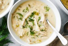 Yunan mutfağının en zarif ve karakteristik çorbalarından biri olan Avgolemono, hem ev sofralarında hem de restoran menülerinde son yıllarda giderek popülerleşiyor. Limonun ferahlatıcı aroması, yumurta ile oluşturulan kremamsı dokusu ve tavuk suyu ile birleşen dengeli tadı, bu çorbayı dünya mutfaklarında eşsiz bir konuma taşıyor. Türkiye’de de gastronomi meraklılarının ilgisini çeken Avgolemono, hem besleyici hem de lezzetli bir alternatif sunuyor. Bu çorba, Yunan mutfağının zarif tatlarını modern dünyaya tanıtan önemli bir lezzet olarak öne çıkıyor. Konulu bir haber görseli