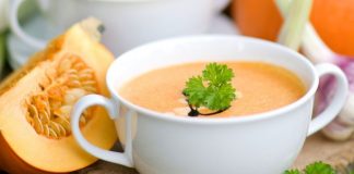 Balkabağı çorbası, sonbaharın başlamasıyla birlikte Türkiye’nin pek çok mutfağında yeniden popülerleşen lezzetler arasında yerini aldı. Hem hafif yapısı hem de besleyici özellikleriyle bilinen bu çorba, özellikle soğuk havalarda tercih ediliyor. Uzmanlar, balkabağı çorbası tüketiminin bağışıklık sistemini desteklediğini ve vücuda enerji verdiğini belirtiyor. Ayrıca son yıllarda restoran menülerinde daha fazla yer almaya başlaması da bu yükselişin dikkat çekici bir göstergesi olarak değerlendiriliyor. Konulu bir haber görseli.