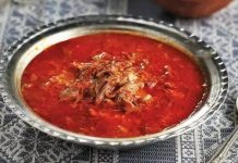 Beyran çorbası, Gaziantep başta olmak üzere Güneydoğu Anadolu mutfağının en önemli yöresel çorbalarından biridir. Et suyu ve pirinçle hazırlanan bu çorba, sarımsak ve kırmızı biberin eşsiz aromasıyla sofralara güçlü bir tat kazandırır. Özellikle kahvaltılarda ve sabah öğünlerinde tercih edilen beyran çorbası, hem doyurucu hem de besleyici yapısıyla öne çıkar. Yöresel mutfaklarda nesiller boyunca yapılan tarifler, bu çorbanın geleneksel özelliklerini korumasını sağlar. Konulu bir haber görseli.