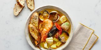 Fransa’nın güney sahillerinde doğan Bouillabaisse, yüzyıllardır Akdeniz mutfak kültürünün en önemli simgelerinden biri olarak biliniyor. Marsilya balıkçıları tarafından geliştirilen bu özel yemek, hem köklü tarihi hem de aromatik yapısıyla son yıllarda yeniden uluslararası arenada büyük bir popülerlik kazandı. Özellikle gastronomi dünyasında artan özgün tarif arayışı, Bouillabaisse gibi geleneksel lezzetleri yeniden öne çıkarıyor. Akdeniz’in karakteristik dokusunu yansıtan çorba, içerdiği taze balıklar, kabuklular ve aromatik sebzelerle hem besleyici hem de kültürel bir değer taşıyor. Konulu bir haber görseli.