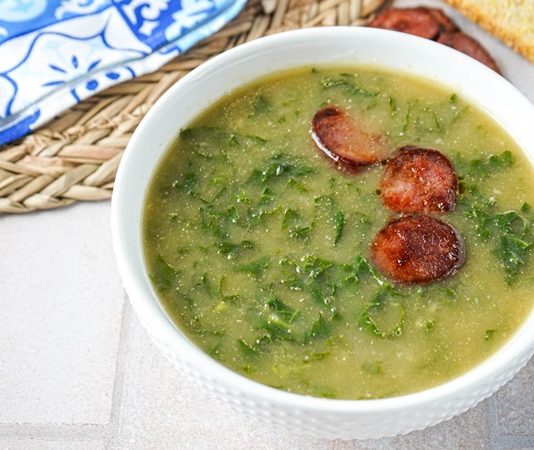 Caldo Verde Portekiz’in Sıcak Sofralarından Dünyaya Yayılan Lezzet Portekiz mutfağının en sevilen geleneksel çorbalarından biri olan Caldo Verde, sade malzemelerle büyük bir lezzet sunmasıyla biliniyor. Hem doyurucu hem besleyici olması sayesinde sadece Portekiz’de değil, dünyanın farklı mutfaklarında da ilgi görmeye başlayan bu özel çorba, özellikle son yıllarda gastronomi meraklılarının dikkatini çekiyor. Yumuşacık dokusu, hafif dumanlı aroması ve ferahlatıcı bitkisel tadıyla Caldo Verde, gastronomik açıdan kültürel bir miras niteliği taşıyor. Konulu bir haber görseli.