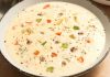 Clam Chowder Amerika’nın En Sevilen Deniz Ürünü Çorbası Yeniden Popülerleşiyor Amerikan mutfağının ikonik lezzetlerinden biri olan Clam Chowder, son yıllarda hem restoran menülerinde hem de ev yapımı tariflerde yeniden yükselişe geçti. Özellikle deniz ürünlerini sevenlerin favorisi hâline gelen bu kremamsı çorba, kökeni itibarıyla Atlantik kıyılarına dayanıyor. Lezzet olarak yoğun, dokusu bakımından doyurucu olan Clam Chowder, bugün dünya çapında bilinen bir tat hâline gelmiş durumda. Türkiye’de de gastronomi meraklılarının ilgisini çeken bu özel çorba, kendine özgü kıvamı ve aromasıyla farklı damaklara hitap etmeyi başarıyor. Konulu bir haber görseli.