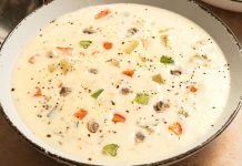 Amerikan mutfağının ikonik lezzetlerinden biri olan Clam Chowder, son yıllarda hem restoran menülerinde hem de ev yapımı tariflerde yeniden yükselişe geçti. Özellikle deniz ürünlerini sevenlerin favorisi hâline gelen bu kremamsı çorba, kökeni itibarıyla Atlantik kıyılarına dayanıyor. Lezzet olarak yoğun, dokusu bakımından doyurucu olan Clam Chowder, bugün dünya çapında bilinen bir tat hâline gelmiş durumda. Türkiye’de de gastronomi meraklılarının ilgisini çeken bu özel çorba, kendine özgü kıvamı ve aromasıyla farklı damaklara hitap etmeyi başarıyor. Konulu bir haber görseli.