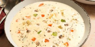 Amerikan mutfağının ikonik lezzetlerinden biri olan Clam Chowder, son yıllarda hem restoran menülerinde hem de ev yapımı tariflerde yeniden yükselişe geçti. Özellikle deniz ürünlerini sevenlerin favorisi hâline gelen bu kremamsı çorba, kökeni itibarıyla Atlantik kıyılarına dayanıyor. Lezzet olarak yoğun, dokusu bakımından doyurucu olan Clam Chowder, bugün dünya çapında bilinen bir tat hâline gelmiş durumda. Türkiye’de de gastronomi meraklılarının ilgisini çeken bu özel çorba, kendine özgü kıvamı ve aromasıyla farklı damaklara hitap etmeyi başarıyor. Konulu bir haber görseli.