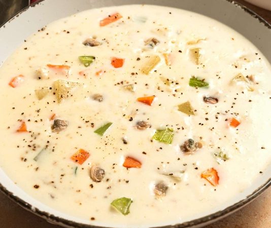Clam Chowder Amerika’nın En Sevilen Deniz Ürünü Çorbası Yeniden Popülerleşiyor Amerikan mutfağının ikonik lezzetlerinden biri olan Clam Chowder, son yıllarda hem restoran menülerinde hem de ev yapımı tariflerde yeniden yükselişe geçti. Özellikle deniz ürünlerini sevenlerin favorisi hâline gelen bu kremamsı çorba, kökeni itibarıyla Atlantik kıyılarına dayanıyor. Lezzet olarak yoğun, dokusu bakımından doyurucu olan Clam Chowder, bugün dünya çapında bilinen bir tat hâline gelmiş durumda. Türkiye’de de gastronomi meraklılarının ilgisini çeken bu özel çorba, kendine özgü kıvamı ve aromasıyla farklı damaklara hitap etmeyi başarıyor. Konulu bir haber görseli.