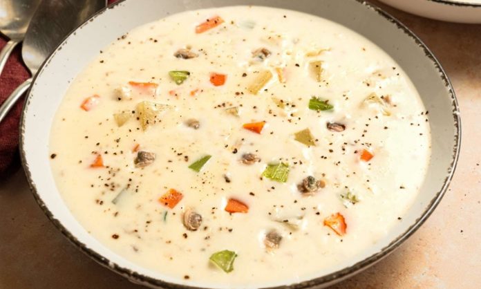 Amerikan mutfağının ikonik lezzetlerinden biri olan Clam Chowder, son yıllarda hem restoran menülerinde hem de ev yapımı tariflerde yeniden yükselişe geçti. Özellikle deniz ürünlerini sevenlerin favorisi hâline gelen bu kremamsı çorba, kökeni itibarıyla Atlantik kıyılarına dayanıyor. Lezzet olarak yoğun, dokusu bakımından doyurucu olan Clam Chowder, bugün dünya çapında bilinen bir tat hâline gelmiş durumda. Türkiye’de de gastronomi meraklılarının ilgisini çeken bu özel çorba, kendine özgü kıvamı ve aromasıyla farklı damaklara hitap etmeyi başarıyor. Konulu bir haber görseli.