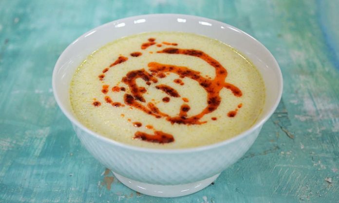 Türkiye’nin geleneksel yemek kültürü denildiğinde akla gelen ilk çorbalardan biri olan düğün çorbası, köklü geçmişi ve yoğun aromasıyla hem ev sofralarında hem de restoran menülerinde yeniden yükselişe geçti. Özellikle et suyunun zengin lezzetiyle harmanlanan çorba, yörelere göre farklılık gösteren yapısıyla kültürel çeşitliliği en iyi temsil eden tatlardan biri olarak dikkat çekiyor. Günümüzde yalnızca düğünlerde değil, günlük yaşamın birçok farklı noktasında tercih edilen bu geleneksel lezzet, kış mevsiminin de en çok tüketilen çorbalarından biri hâline geldi. Konulu bir haber görseli.