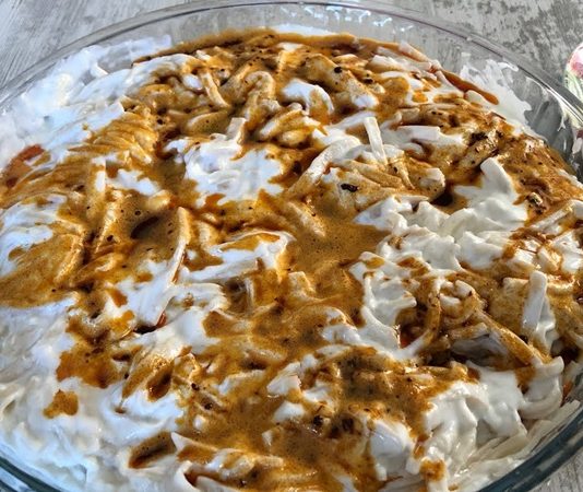 Erişte ve Mantı gibi Türk mutfağının köklü lezzetleri ile İtalyan gastronomisinin yedi ikonik yemeği (Makarna Graten, Tagliatelle, Ravioli, Fettucine Alfredo, Fırında Lazanya, Penne Arabiata, Spagetti Bolonez) arasındaki kültürel ve mutfak benzerlikleri ve farklılıkları, hamur işlerinin evrensel çekiciliğini kanıtlar niteliktedir. Bu geniş kapsamlı haberimizde, Anadolu’dan İtalya’ya uzanan bu lezzet köprüsünü inceliyor, her bir yemeğin tarihini, hazırlanışını ve sofralardaki yerini detaylı bir şekilde karşılaştırıyoruz. Bu dokuz başyapıt, makarna ve doldurulmuş hamur işlerinin zengin çeşitliliğini ve derin kültürel mirasını gözler önüne seriyor. Konulu bir haber görseli.