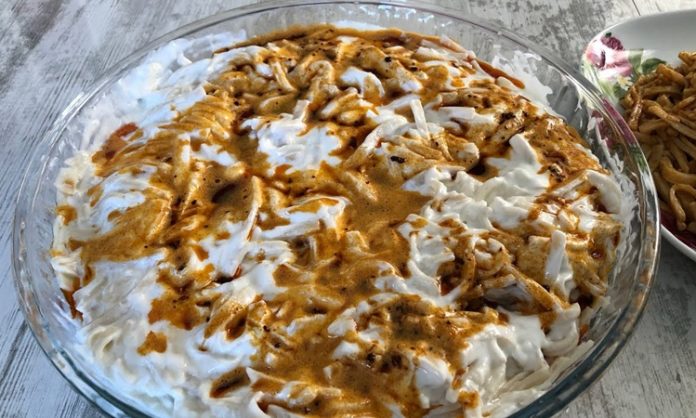 Erişte ve Mantı gibi Türk mutfağının köklü lezzetleri ile İtalyan gastronomisinin yedi ikonik yemeği (Makarna Graten, Tagliatelle, Ravioli, Fettucine Alfredo, Fırında Lazanya, Penne Arabiata, Spagetti Bolonez) arasındaki kültürel ve mutfak benzerlikleri ve farklılıkları, hamur işlerinin evrensel çekiciliğini kanıtlar niteliktedir. Bu geniş kapsamlı haberimizde, Anadolu’dan İtalya’ya uzanan bu lezzet köprüsünü inceliyor, her bir yemeğin tarihini, hazırlanışını ve sofralardaki yerini detaylı bir şekilde karşılaştırıyoruz. Bu dokuz başyapıt, makarna ve doldurulmuş hamur işlerinin zengin çeşitliliğini ve derin kültürel mirasını gözler önüne seriyor. Konulu bir haber görseli.