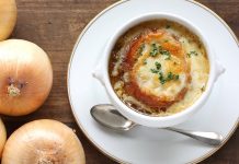 Dünya mutfağının en etkileyici ve simgesel lezzetlerinden biri olan Fransız soğan çorbası, hem Fransa’nın hem de küresel gastronomi dünyasının vazgeçilmezlerinden biri hâline gelmiştir. Orta Çağ’dan bu yana Fransız halk mutfağında kendine yer bulan bu çorba, zamanla uluslararası arenada da tanınmış ve birçok ülkenin restoran menülerinde yer almaya başlamıştır. Sade bir malzeme listesine sahip gibi görünen Fransız soğan çorbası, karamelize soğan, et suyu ve üzerine eklenen peynirli ekmek ile zenginleşerek hem doyurucu hem de aromatik bir deneyim sunar. Konulu bir haber görseli.