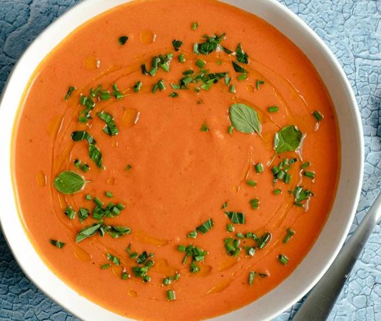 Gazpacho Yaz Sıcaklarının Serin Lezzeti Olarak Yeniden Yükselişte İspanya mutfağının en taze, en ferah ve en kolay hazırlanabilen lezzetlerinden biri olan Gazpacho, son yıllarda hem gastronomi dünyasında hem de sağlıklı beslenme trendlerinde yeniden dikkat çekiyor. Çiğ sebzelerin tazeliğini olduğu gibi koruyan bu soğuk çorba, özellikle yaz aylarında hem serinletici hem de besleyici bir seçenek olarak öne çıkıyor. Türkiye’de de restoran menülerine hızlı bir giriş yapan Gazpacho, düşük kalorili ve vitamin deposu içeriğiyle giderek daha fazla tercih ediliyor. Konulu bir haber görseli.