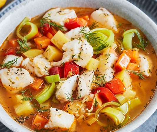 İskandinav bölgesi, dünyanın en temiz ve en soğuk sularına sahip coğrafyalarından biri olarak bilinir. Bu bölgede yaşayan halkların yüzyıllar boyunca geliştirdiği mutfak alışkanlıkları da doğrudan bu iklimin etkisi altında şekillenmiştir. Bu kültürün en önemli yemeklerinden biri olan fish soup, hem pratik hazırlanış yöntemiyle hem de besleyici içeriğiyle İskandinav sofralarının vazgeçilmezlerinden biri olmaya devam ediyor. Norveç, İsveç, Finlandiya ve İzlanda gibi ülkelerde farklı türlerde hazırlanabilen bu çorba, özellikle kış aylarında sıcaklık kaynağı olarak tercih ediliyor. Günümüzde gastronomi dünyasında da yeniden popüler hâle gelen fish soup, yalnızca bir çorba olarak değil, aynı zamanda İskandinav kimliğinin bir yansıması olarak görülüyor. Konulu bir haber görseli.