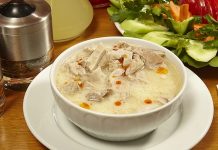 Türk mutfağının en eski ve karakteristik çorbalarından biri olan işkembe çorbası, özellikle soğuk kış günlerinde sofraların vazgeçilmez lezzeti olarak öne çıkıyor. Hem besleyici hem de enerji verici özelliğiyle bilinen bu çorba, tarih boyunca şifa amaçlı tüketilen tarifler arasında yer alıyor. Özellikle kemik ve işkembe etinden elde edilen doğal suyu ile hazırlanan çorba, protein ve vitamin açısından oldukça zengin. Uzmanlar, bağışıklık sistemini güçlendirmek ve vücudu desteklemek isteyenlerin işkembe çorbasını düzenli olarak tüketmesini öneriyor. Konulu bir haber görseli.