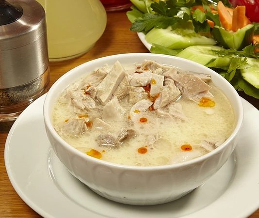 Türk mutfağının en eski ve karakteristik çorbalarından biri olan işkembe çorbası, özellikle soğuk kış günlerinde sofraların vazgeçilmez lezzeti olarak öne çıkıyor. Hem besleyici hem de enerji verici özelliğiyle bilinen bu çorba, tarih boyunca şifa amaçlı tüketilen tarifler arasında yer alıyor. Özellikle kemik ve işkembe etinden elde edilen doğal suyu ile hazırlanan çorba, protein ve vitamin açısından oldukça zengin. Uzmanlar, bağışıklık sistemini güçlendirmek ve vücudu desteklemek isteyenlerin işkembe çorbasını düzenli olarak tüketmesini öneriyor. Konulu bir haber görseli.