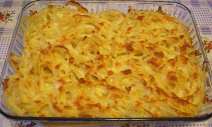 İtalyan Fırın ve Tencere Makarnalarının Yedi Harikası Makarna Graten'den Bolognese'e İtalyan mutfağı, makarna sanatı etrafında şekillenmiş, lezzet, gelenek ve çeşitlilik sunan dünya çapında bir fenomendir. Bu geniş gastronomi yelpazesinin en önemli yedi ikonik yemeği, hem İtalya’nın bölgesel farklılıklarını hem de pişirme tekniklerindeki ustalığını gözler önüne serer. Makarna Graten, Tagliatelle, Ravioli, Fettucine Alfredo, Fırında Lazanya, Penne Arabiata ve Spagetti Bolonez... Bu yedi başyapıt, İtalyan mutfak kültürünün derinliğini ve evrensel çekiciliğini temsil eder. Bu kapsamlı haberimizde, bu yedi klasik yemeğin tarihini, hazırlanışını ve sofralardaki yerlerini inceliyoruz. Konulu bir haber görseli.