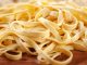 İtalyan Makarnalarının Altı İkonu Tagliatelle’den Lazanya’ya Sofraların Vazgeçilmezleri İtalyan mutfağı, dünya gastronomisinin en köklü ve en sevilen geleneklerinden biridir. Bu zenginliğin temelinde yatan makarna kültürü, her biri farklı bir bölgeyi ve tat profilini temsil eden altı ikonik yemekle doruk noktasına ulaşır. Tagliatelle, Ravioli, Fettucine Alfredo, Fırında Lazanya, Penne Arabiata ve Spagetti Bolonez... Bu altılı, İtalya'nın mutfak sanatındaki çeşitliliğini, emek yoğun hazırlanışını ve derin lezzet katmanlarını gözler önüne serer. Bu kapsamlı haberimizde, bu altı başyapıtın tarihini, hazırlanışını ve kültürel önemini detaylıca inceliyoruz. Konulu bir haber görseli.